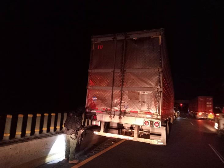 Aseguran  tráiler que transportaba cajas de camarón con valor de 45 mdp sobre la autopista Córdoba-Veracruz