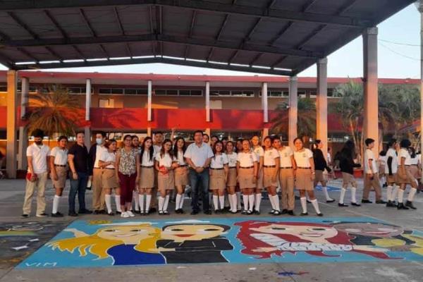 Alumnos de prepa colorean su escuela en Cosamaloapan