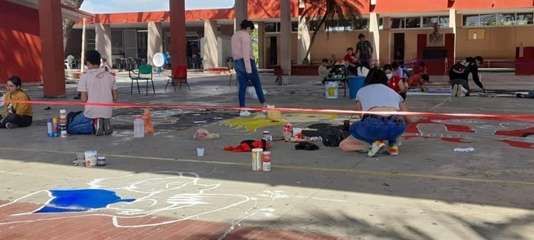 Alumnos de prepa colorean su escuela en Cosamaloapan