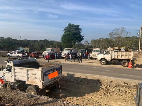 Transportistas paran obras en libramiento en Sayula (Video)