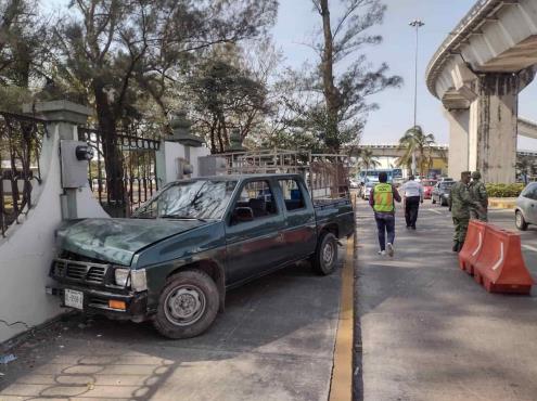 Choca camioneta contra barda de cuartel militar de La Boticaria, en Boca del Río