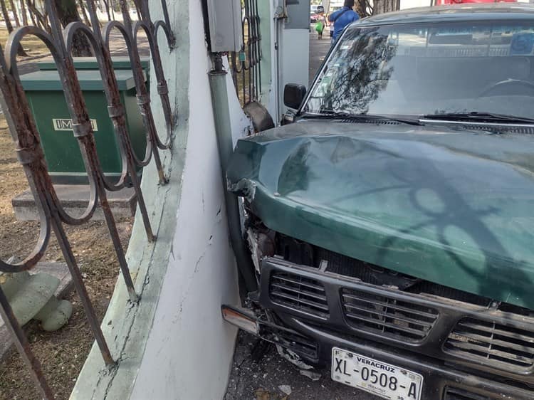 Camioneta choca contra barda en cuartel militar de La Boticaria (+video)