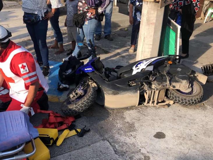 Mujer se impacta en su motocicleta contra automóvil en avenida de Veracruz(+Video)