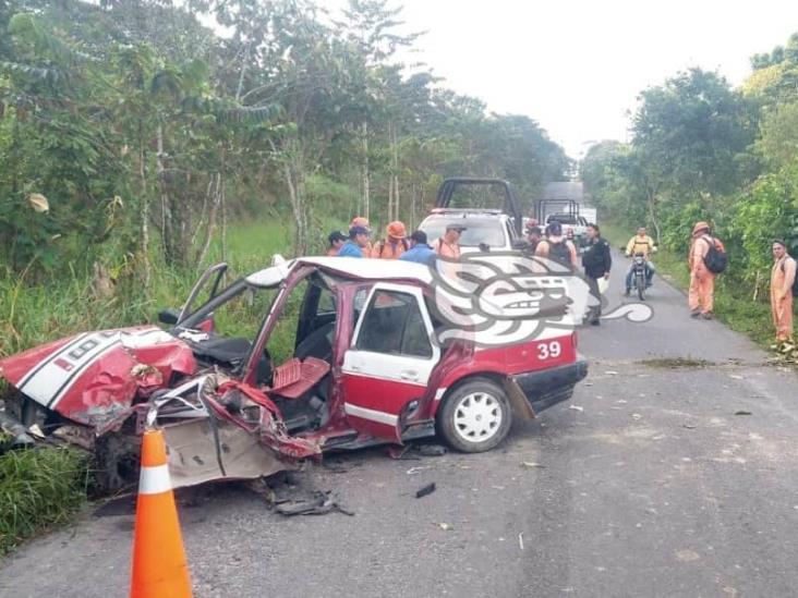 Taxista se accidenta en Ixhuatlán; 2 lesionados