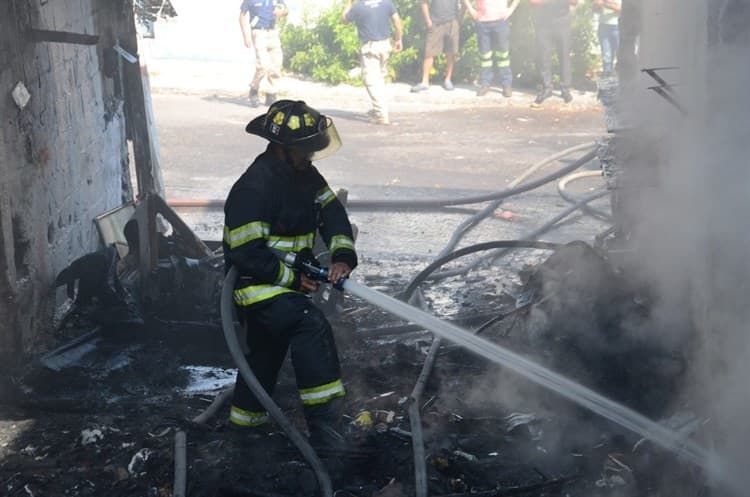 Se incendia taller mecánico en la colonia 21 de Abril de Veracruz(+Video)
