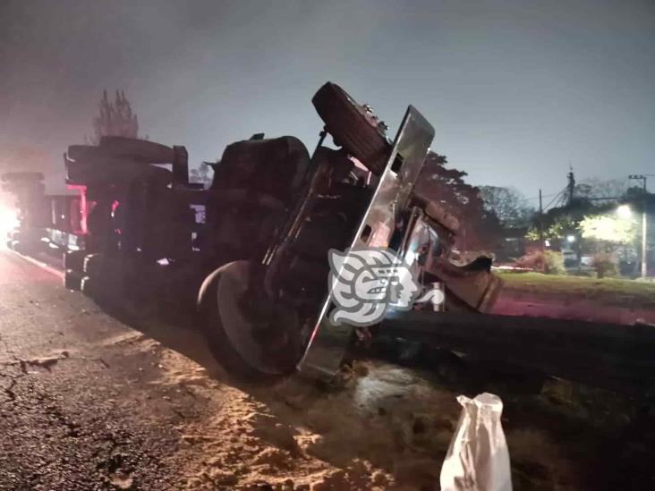 Vuelca tráiler en entronque de la salida del libramiento Xalapa-Perote