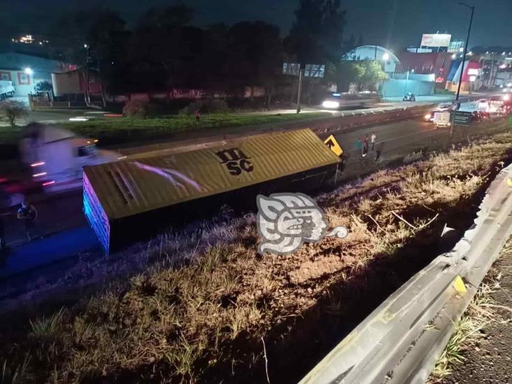 Vuelca tráiler en entronque de la salida del libramiento Xalapa-Perote