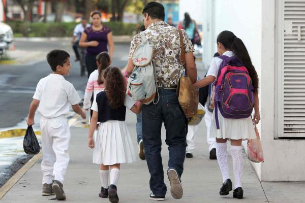 Padres de familia exigen mayor vigilancia en escuelas de Veracruz tras caso de joven fallecido por asalto