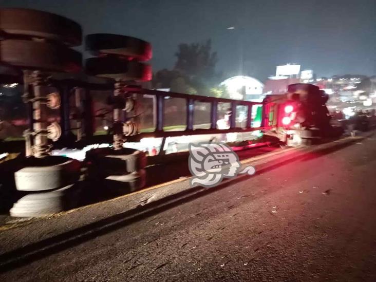 Vuelca tráiler en entronque de la salida del libramiento Xalapa-Perote