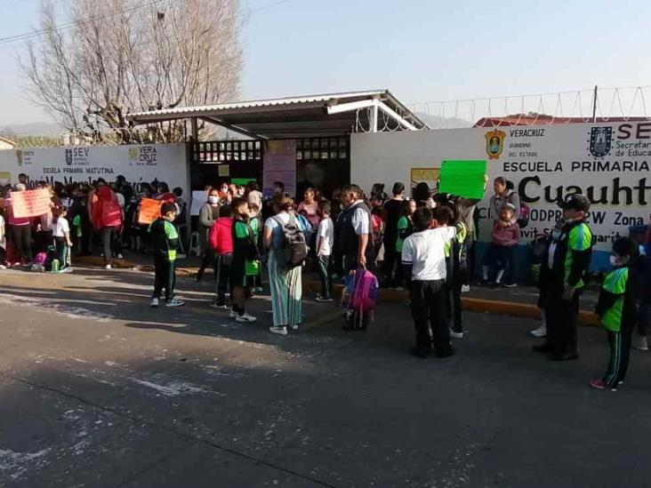 Se manifiestan en primaria de Córdoba; piden maestros e intendente