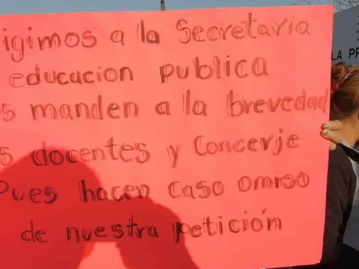 Se manifiestan en primaria de Córdoba; piden maestros e intendente