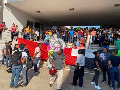 Ganan amparo empleados del SUEM y sigue la huelga en Minatitlán(+Video)