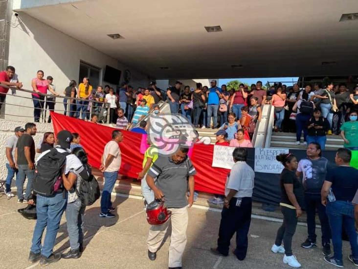 Ganan amparo empleados del SUEM y sigue la huelga en Minatitlán(+Video)