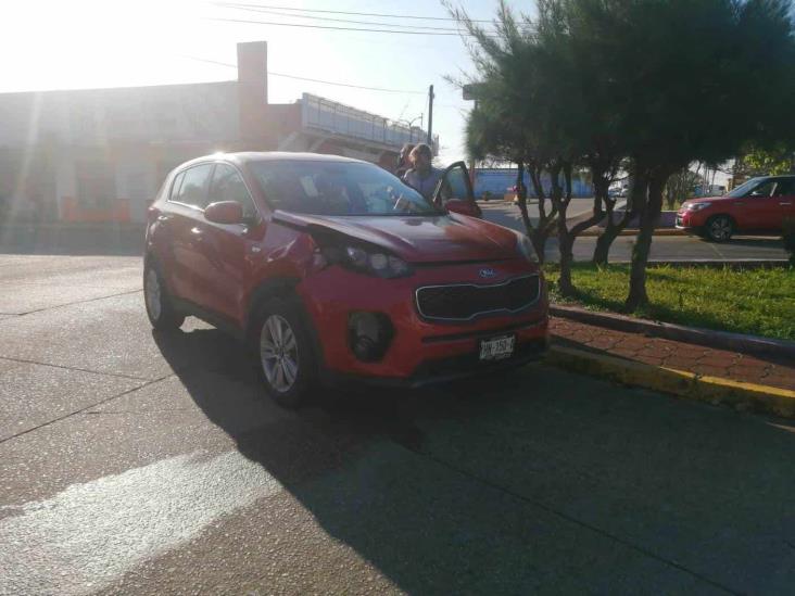 Aparatosos choques en Coatzacoalcos dejan daños materiales