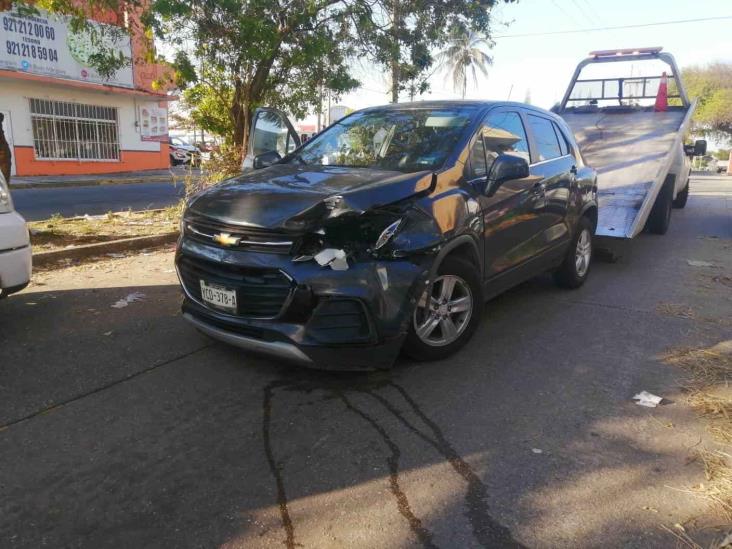 Aparatosos choques en Coatzacoalcos dejan daños materiales