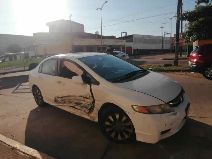 Aparatosos choques en Coatzacoalcos dejan daños materiales