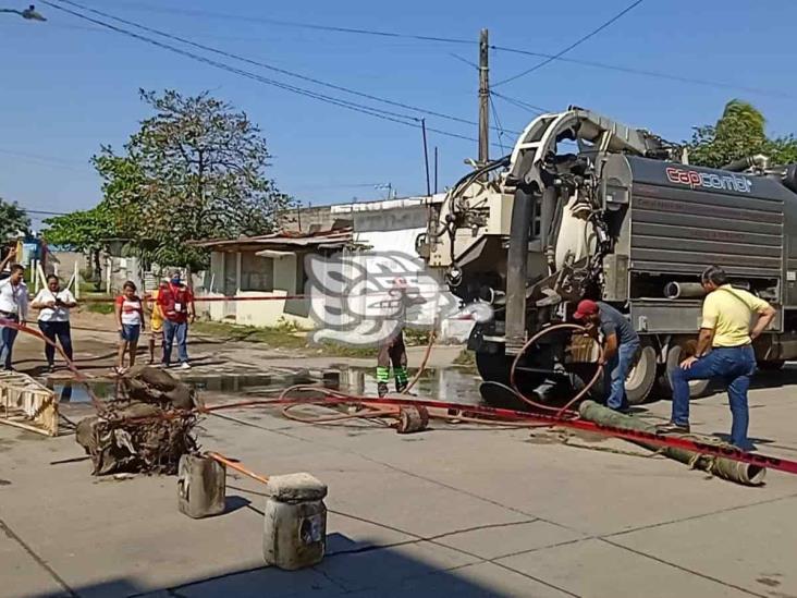 Cansados de caminar entre aguas negras, bloquean la Miguel Hidalgo (+Video)