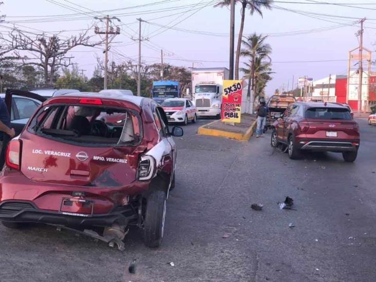 Camioneta choca a taxista que pasaba un tope en avenida de Veracruz(+Video)