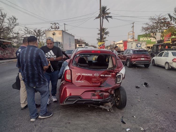 Camioneta choca a taxista que pasaba un tope en avenida de Veracruz(+Video)