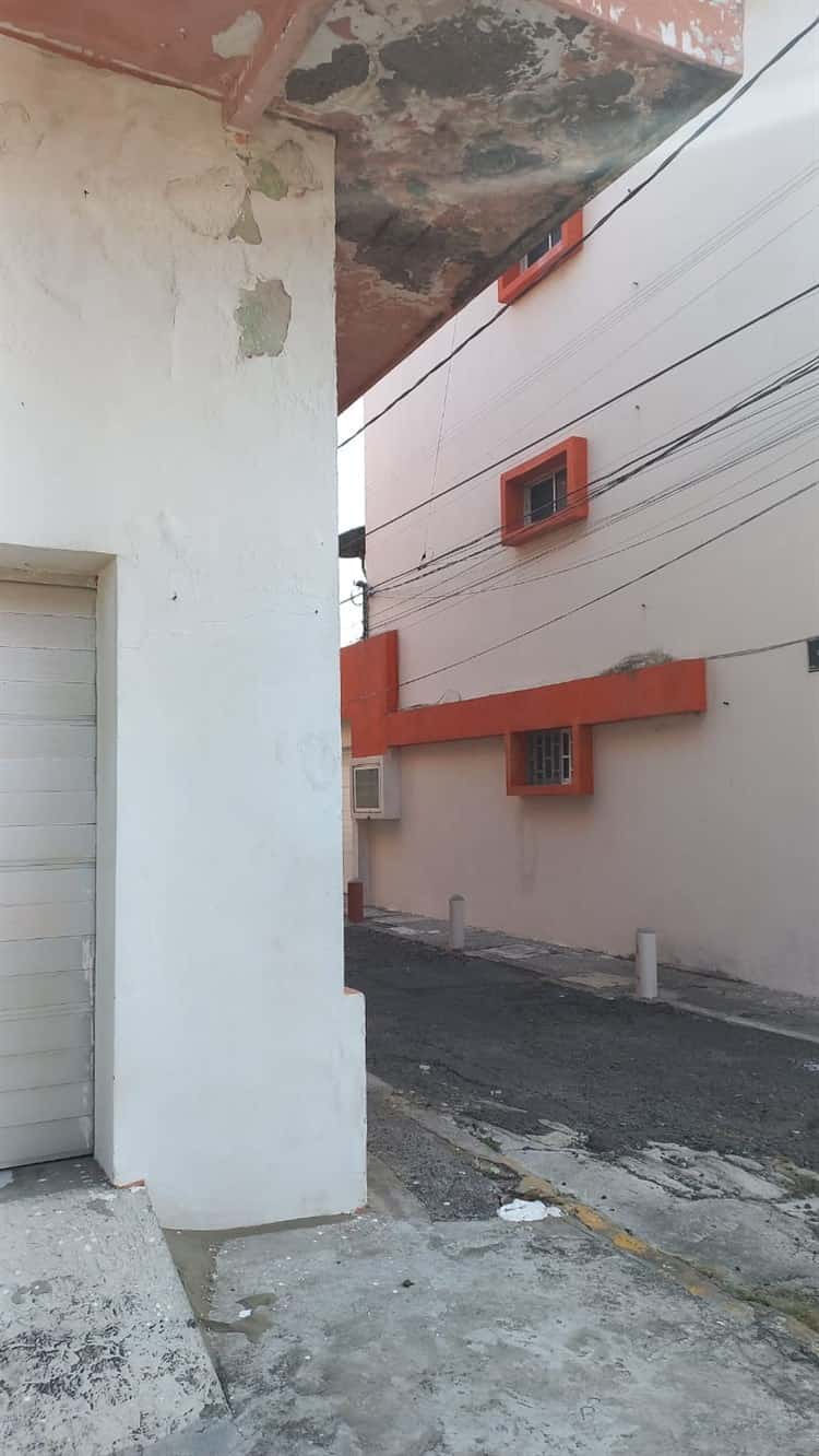 Remueven poste de telefonía dañado en la colonia Ricardo Flores Magón en Veracruz