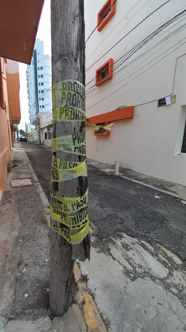 Remueven poste de telefonía dañado en la colonia Ricardo Flores Magón en Veracruz