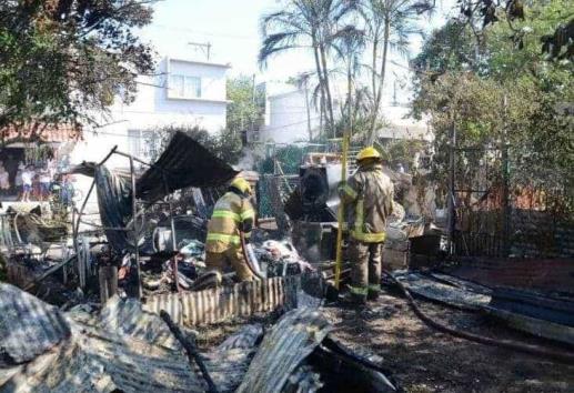 Doña Tomasa y su hijo requieren apoyo, lo perdieron todo en incendio en Boca del Río