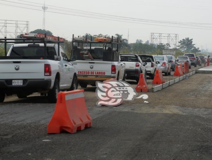 Embotellamientos por reducción de carriles en la Coatza-Mina