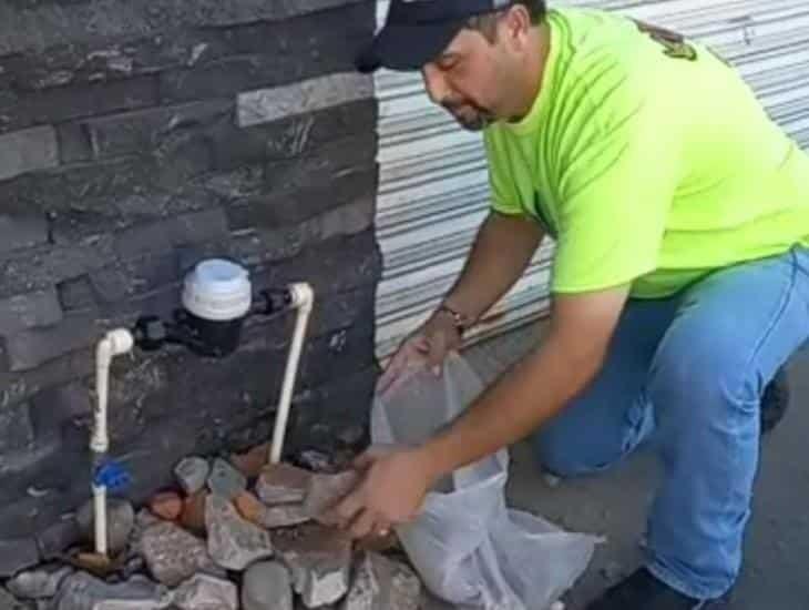 ¡Lo regresa! Trabajadores olvidan escombro tras obra, ciudadano molesto se los regresa a las oficinas en Alvarado