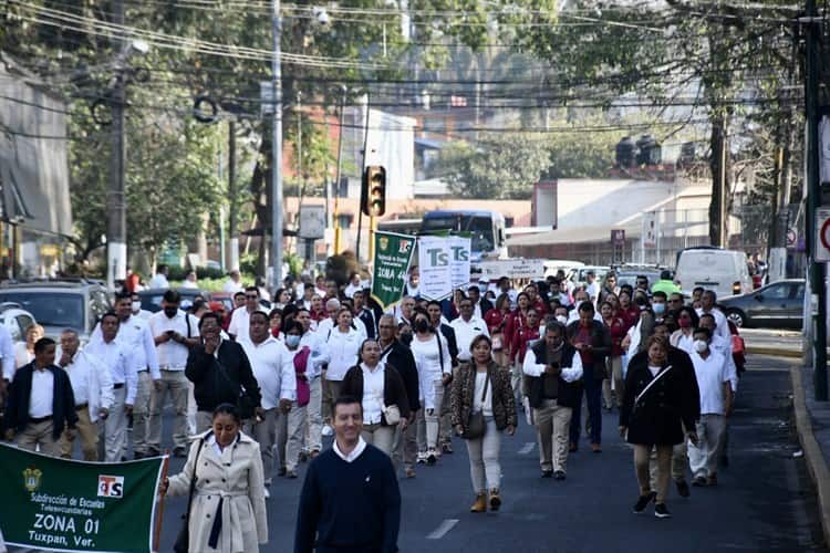 Maestros celebran con marcha aniversario 55 de Telesecundarias en Veracruz (+Video)