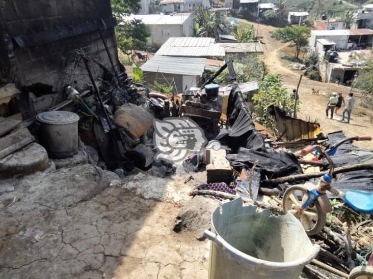 ¡Perdieron todo! En Xalapa, familia se queda sin hogar tras incendio