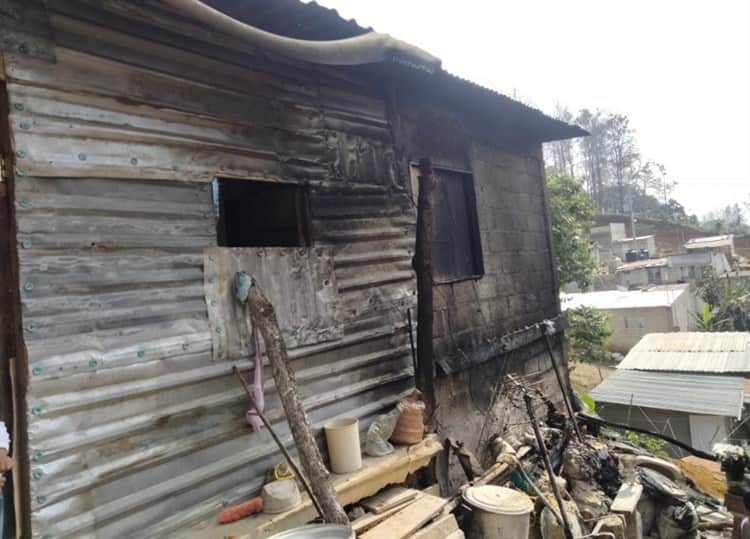 ¡Perdieron todo! En Xalapa, familia se queda sin hogar tras incendio