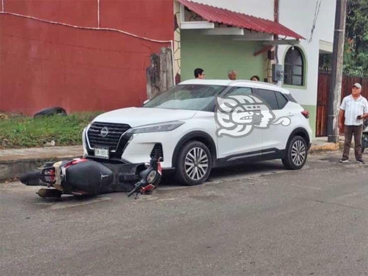 Abandonan motoneta tras chocar contra camioneta en Misantla