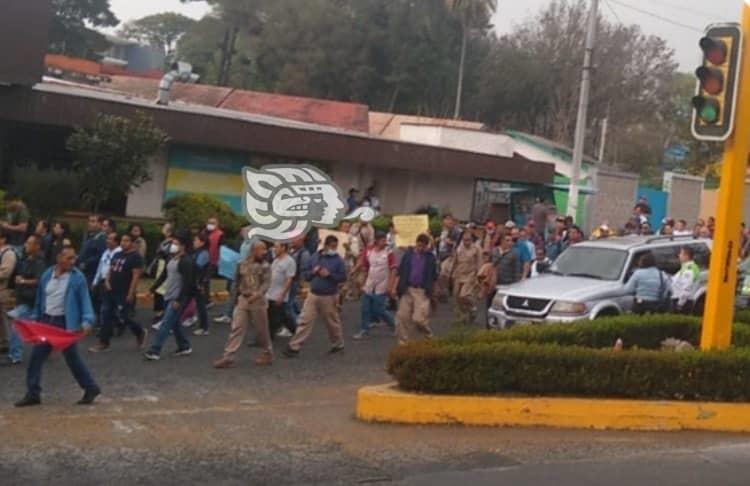 Me estás oyendo inútil, protestan trabajadores de CMAS Xalapa frente al ayuntamiento (+Video)