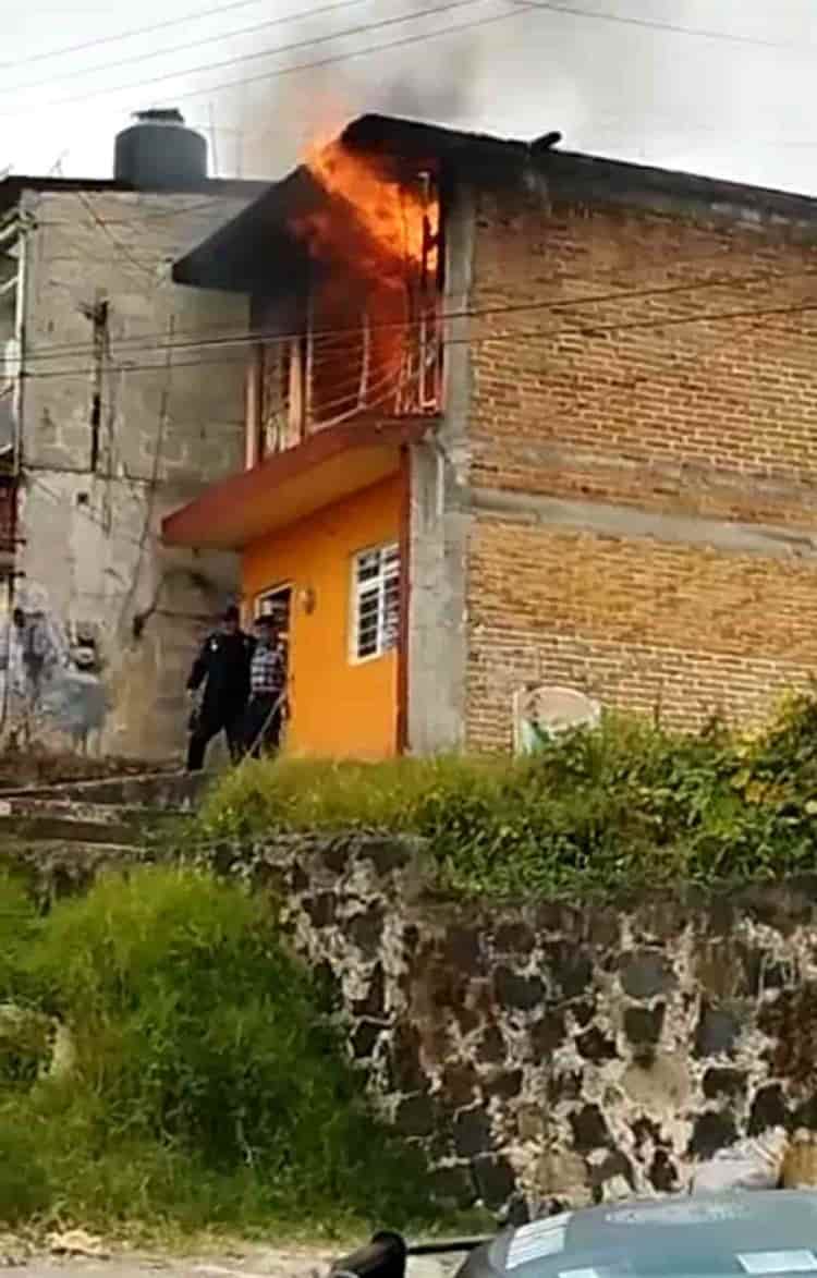 Bomberos rescatan a perrito en incendio en colonia 7 de Noviembre, en Xalapa (+Video)