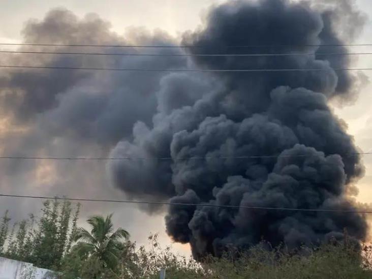 Nube de humo negro en Medellín de Bravo fue por quema de llantas