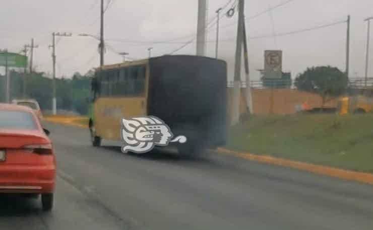 ¿Y las autoridades? Camiones urbanos contaminan Xalapa