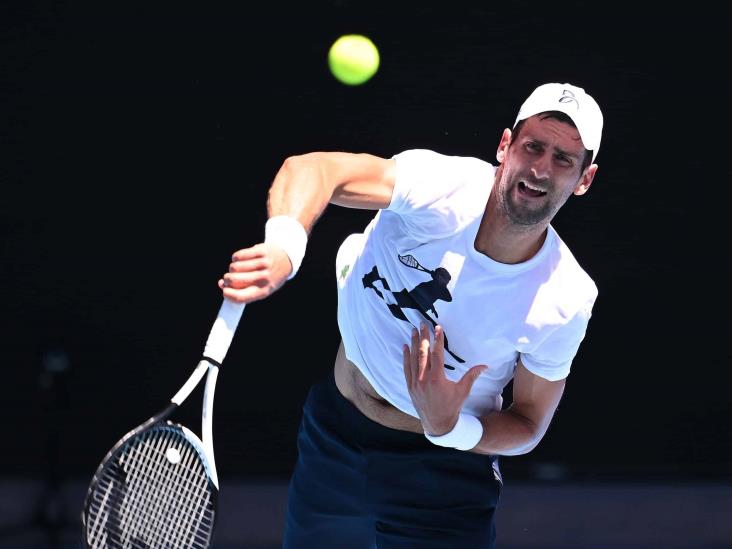 Avanza Novak Djokovic con todo y lesión