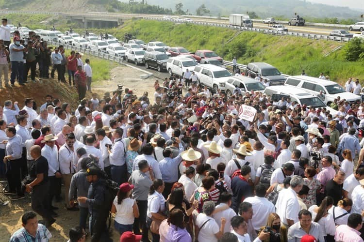 Apoteósico acompañamiento; victorean a Secretario de Gobernación