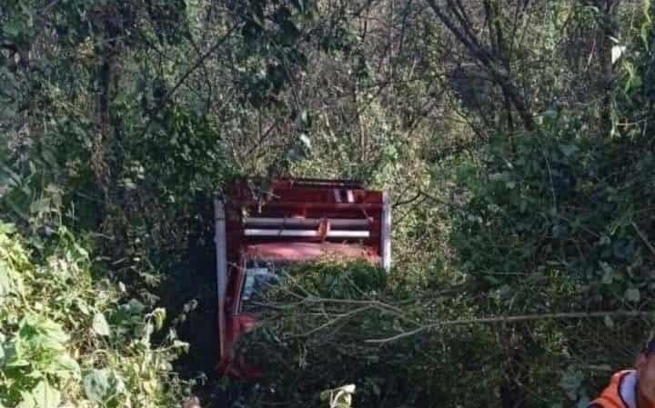 Camioneta cae a barranco sobre la carretera Fortín-Huatusco tras sufrir una crisis el conductor