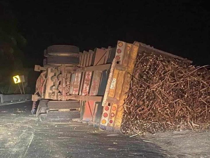 Vuelca camión cañero en carretera federal Cosamaloapan - Tuxtepec