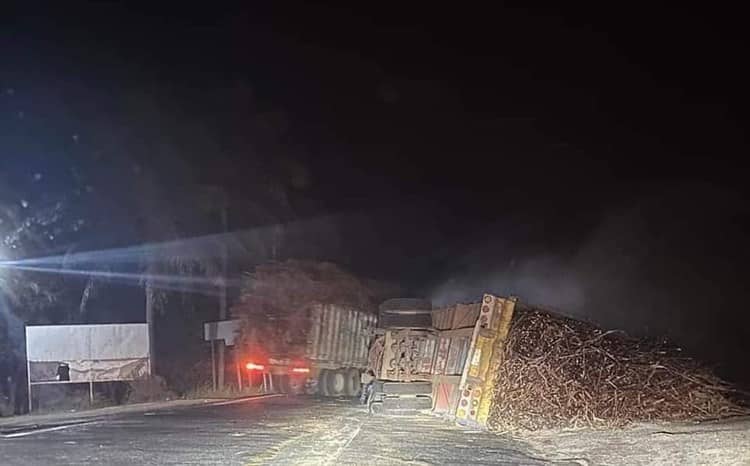 Vuelca camión cañero en carretera federal Cosamaloapan - Tuxtepec