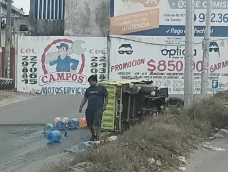 Vuelca motocicleta repartidora de agua en Torrentes, Veracruz
