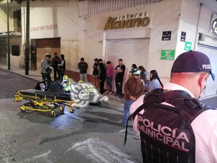 Motociclista se pasa el semáforo en rojo y choca contra vehículo, en Orizaba