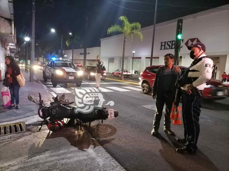 Motociclista se pasa el semáforo en rojo y choca contra vehículo, en Orizaba