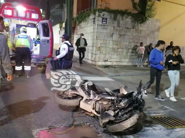 Motociclista se pasa el semáforo en rojo y choca contra vehículo, en Orizaba