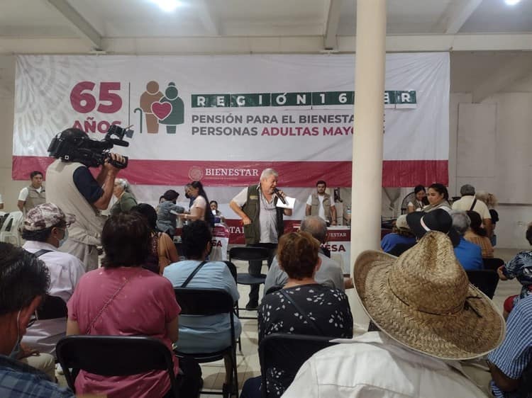 Continuará pago asistido hasta que todos tengan su tarjeta del Bienestar en Veracruz (+Video)