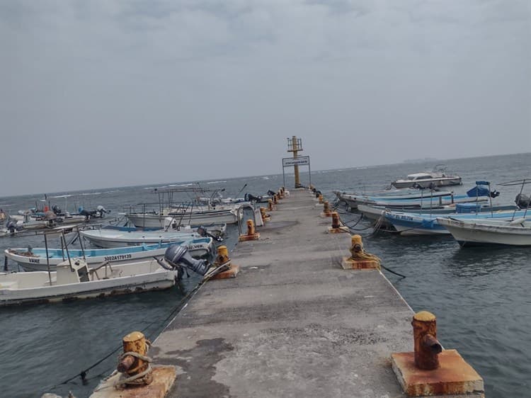Pescadores no sacan lanchas del mar pese a rachas de norte en Veracruz