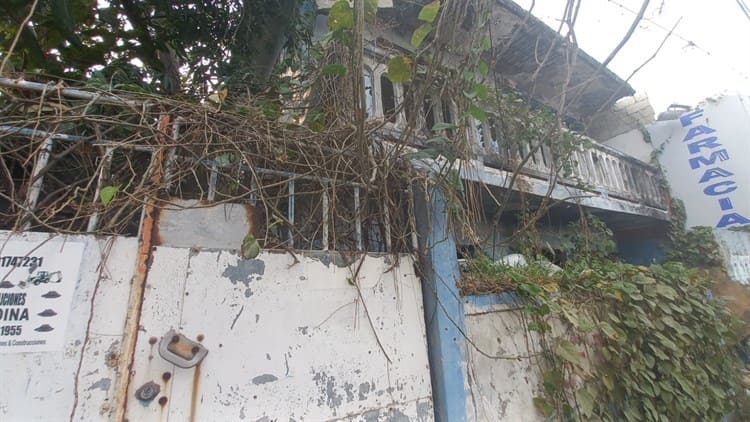 Casa abandonada se cae a pedazos, reportan vecinos de la Obrera