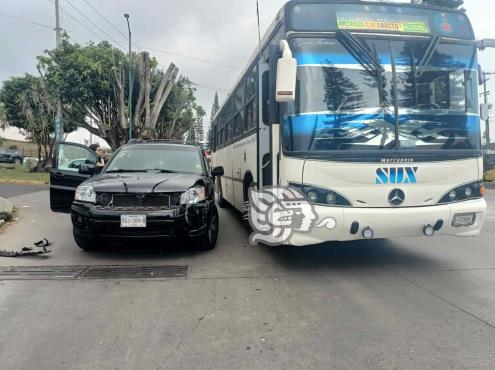 Un herido tras choque en intersección de Lázaro Cárdenas y Ferrocarril Interoceánico, en Xalapa