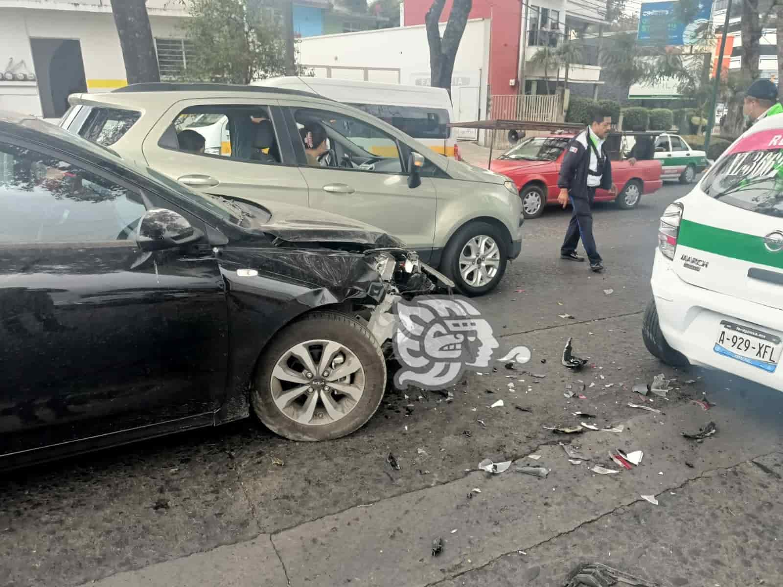 Carambola de cinco automóviles en avenida de Xalapa